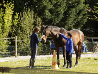 Remerciement lorsque le cheval a fait ce que les enfants avaient demandé.